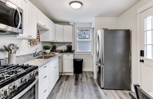 North End House | The Pine House: Unit B (near 6th Ave, UPS, UW, and Point Ruston)