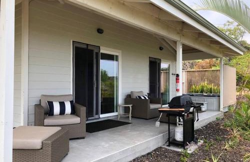 Captain Cook House | The Pineapple Express Hot Tub Volcano 65 Mi Away