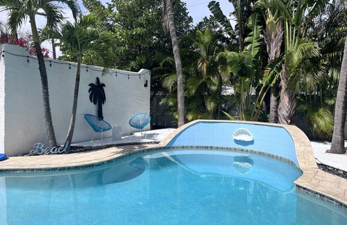 Old Northwood House | The Pineapple Villa: Chic 4BD Tropical Paradise near the Beaches