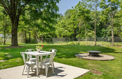 Saugatuck House | The Pines-Petsfenced yardhot tub town