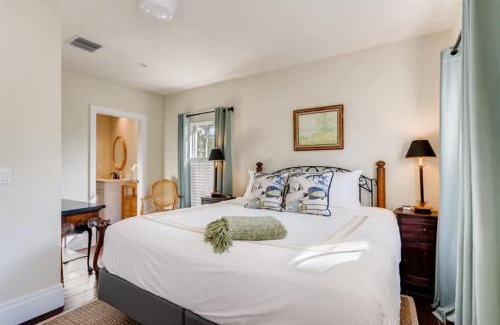 Grandview Heights House | The Pink House - Bask in Style Steps from the Convention Center