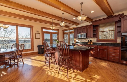 Bracey House | The Pinnacle | Spacious Waterfront Estate |3+ acres