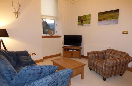 Arden Apartment | The Pipers No 7 Lomond Castle