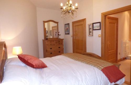 Arden Apartment | The Pipers No 7 Lomond Castle