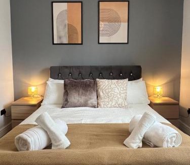Broadheath House | The Place with king beds, Ensuite Bathrooms, Close to Airport and Free Parking