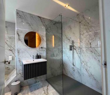 Broadheath House | The Place with king beds, Ensuite Bathrooms, Close to Airport and Free Parking