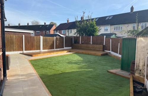 Broadheath House | The Place with king beds, Ensuite Bathrooms, Close to Airport and Free Parking