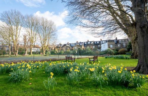 Thamesfield Apartment | The Plush Putney Apartment - 2 Bed - 2 Bath - Ground Floor Apt