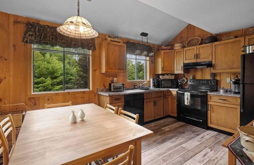 West Dover House | The Polar Bear Lodge | Ski Home Trail & Fireplace!