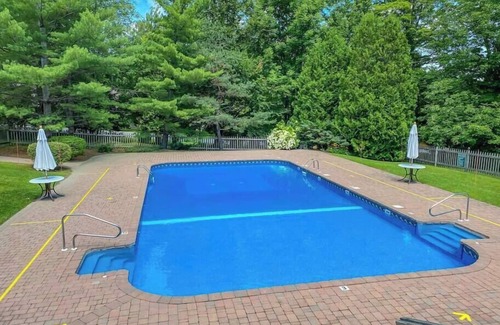 West Dover House | The Polar Bear Lodge | Ski Home Trail & Fireplace!
