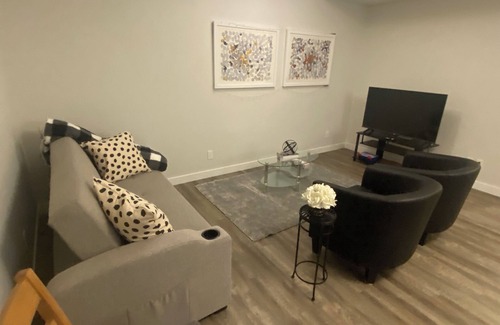 Calgary House | The PolkaDot YYCAirport PrivateEntry SmartTV
