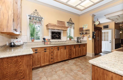 Lewiston House | The Pond House, a historic country home great for large family gatherings!