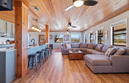 Harper House | The Porch & Prairie Ranch, Sleeps 20! Peaceful Oasis, Pool, Jacuzzi, Events!