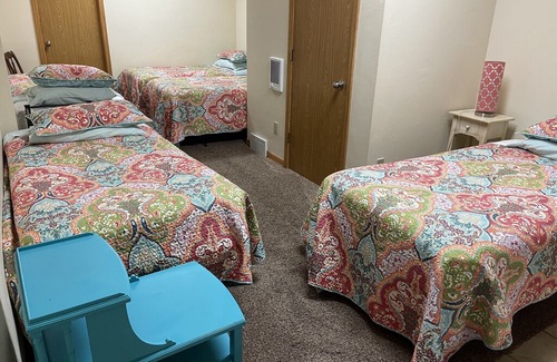 Suamico House | The Posie Patch Mini Retreat, Sleeps 7, 12 Miles North of Lambeau Field