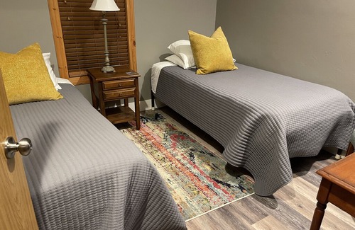 Suamico House | The Posie Patch Mini Retreat, Sleeps 7, 12 Miles North of Lambeau Field