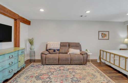Statesboro Apartment | The Post Suite - above Bull & Barrel Close to GSU