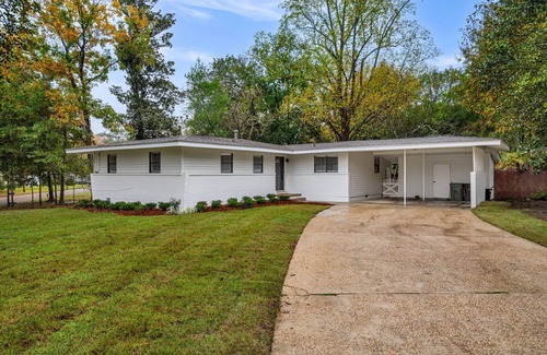 Hattiesburg House | The Prince George House/Midtown Home/Close to Forest General Hospital & USM!