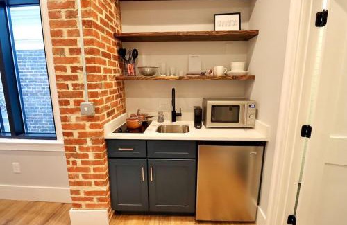 Old Town Alexandria Apartment | The Prince Suite at Prince Street Inn
