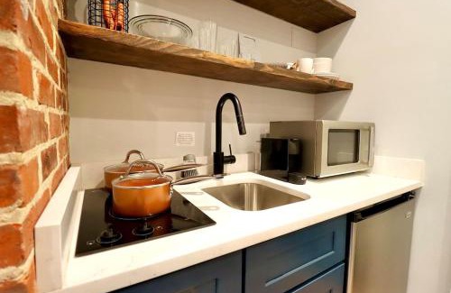 Old Town Alexandria Apartment | The Prince Suite at Prince Street Inn