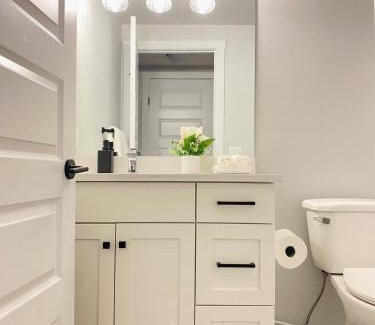 Northwest Edmonton House | The Private Central Edmonton Suite - Comfortable & Fully-Equipped Basement Suite