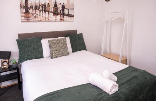 Northampton House | The Private Villa, Northampton Centre, 4 bedrooms, Sleeps 9