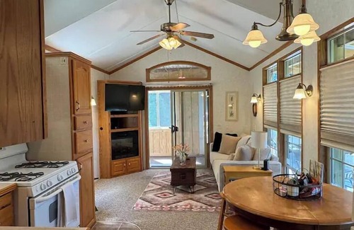 De Soto House | The Quarry/HOT TUB/Sleeps 5