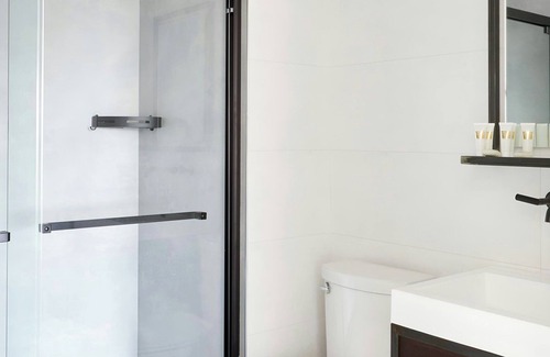 Queen Village Hotel | The Queen Hotel Queen Village, Sonder by Marriott Bonvoy