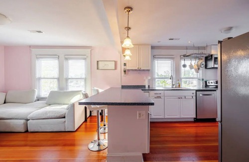 Winchester Apartment | The Queen of Winchester Three Bedroom with Upper Level Deck