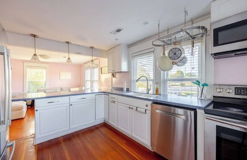 Winchester Apartment | The Queen of Winchester Three Bedroom with Upper Level Deck