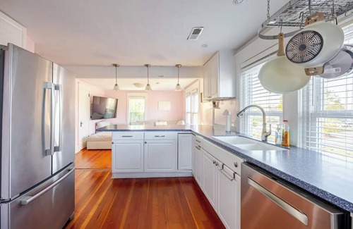 Winchester Apartment | The Queen of Winchester Three Bedroom with Upper Level Deck