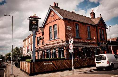 Tudor Hotel | The Queen's Head