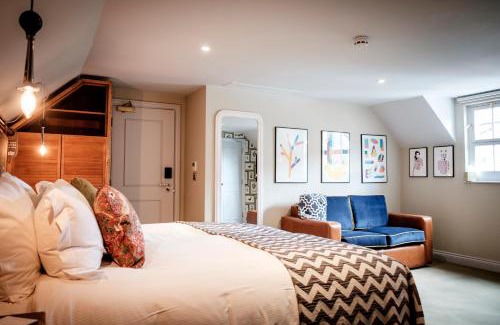 Tudor Hotel | The Queen's Head