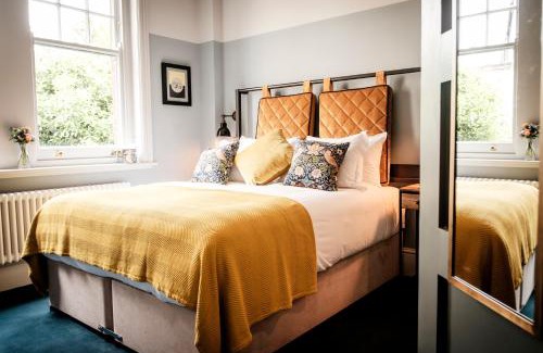 Tudor Hotel | The Queen's Head