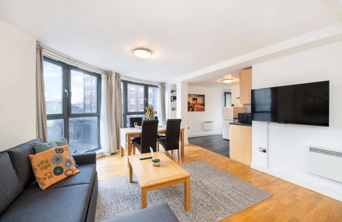 St. Pancras and Somers Town Apartment | The Queen's retreat - Camden - by Frankie Says