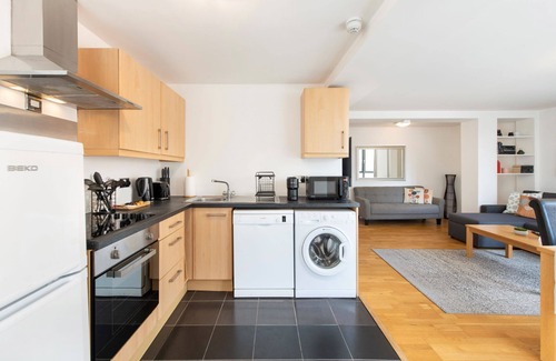 St. Pancras and Somers Town Apartment | The Queen's retreat - Camden - by Frankie Says