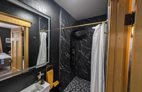 Sturgeon Bay Apartment | The Queen