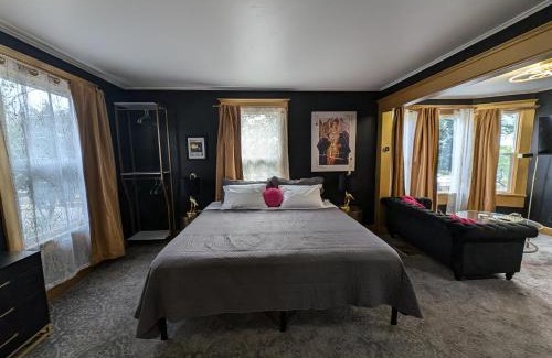 Sturgeon Bay Apartment | The Queen