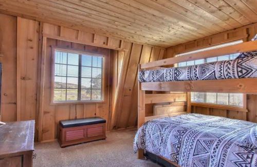 Sugarloaf Villa | The Raccoon Retreat + Firepit + Spa + BBQ