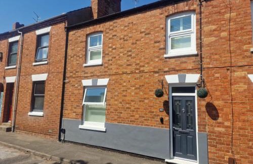 Milton Keynes Apartment | The Railway Inn MK - Luxury Digs - 3 Bedroom House with Free Parking, Fast Wi-Fi, Bubble Bath and Easy Access to Milton Keynes