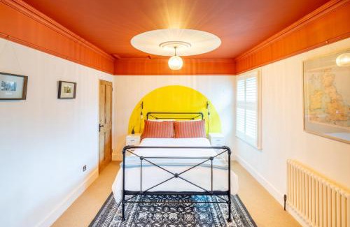 Milton Keynes Apartment | The Railway Inn MK - Luxury Digs - 3 Bedroom House with Free Parking, Fast Wi-Fi, Bubble Bath and Easy Access to Milton Keynes