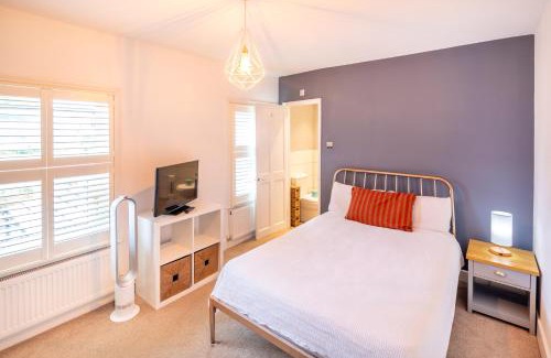 Milton Keynes Apartment | The Railway Inn MK - Luxury Digs - 3 Bedroom House with Free Parking, Fast Wi-Fi, Bubble Bath and Easy Access to Milton Keynes