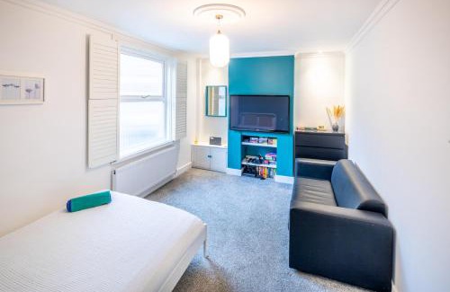 Milton Keynes Apartment | The Railway Inn MK - Luxury Digs - 3 Bedroom House with Free Parking, Fast Wi-Fi, Bubble Bath and Easy Access to Milton Keynes