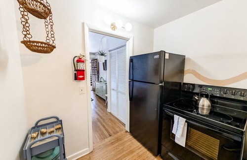 Columbia Apartment | The Rainbow Room | 1 BR 1 BA Studio Apartment