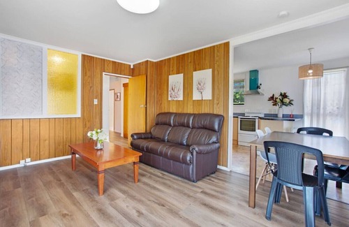 Auckland House | The Randwick Home with Netflix & Fully Fenced Yard
