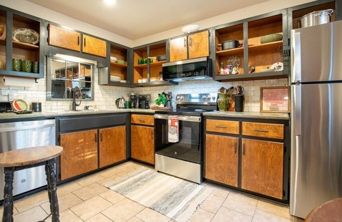 Oxford House | The Raney - Cozy Duplex Mins from Square & Campus!