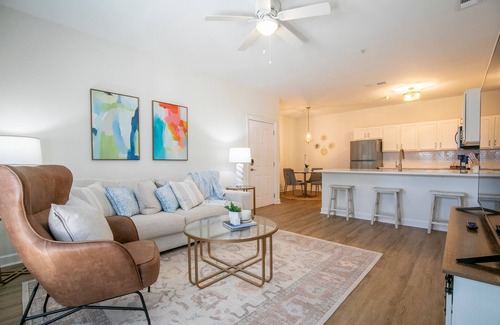 Oxford House | The Rebel Roze, 2BR Stay by Velvet Ditch Villas
