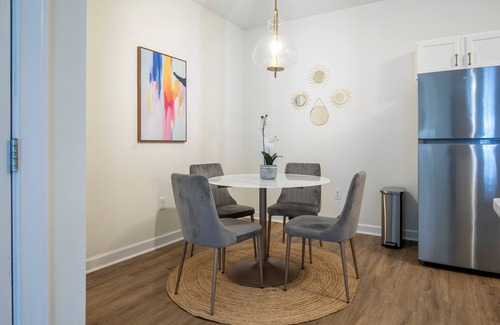Oxford House | The Rebel Roze, 2BR Stay by Velvet Ditch Villas