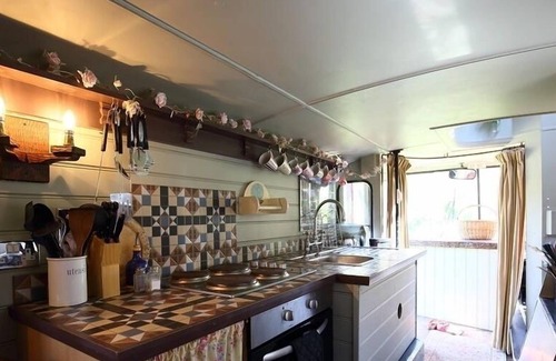 Flaxley Cottage | THE RED BUS!, pet friendly, with hot tub in Newnham-On-Severn