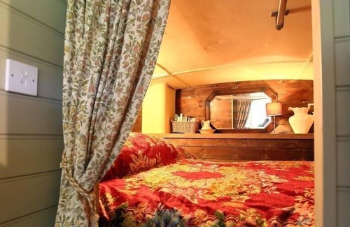 Flaxley Cottage | THE RED BUS!, pet friendly, with hot tub in Newnham-On-Severn