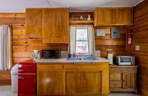 Lake Isabella Cabin | The Red Cabin - A Cozy Getaway Only 5 Min to Lake & 20 Min to River